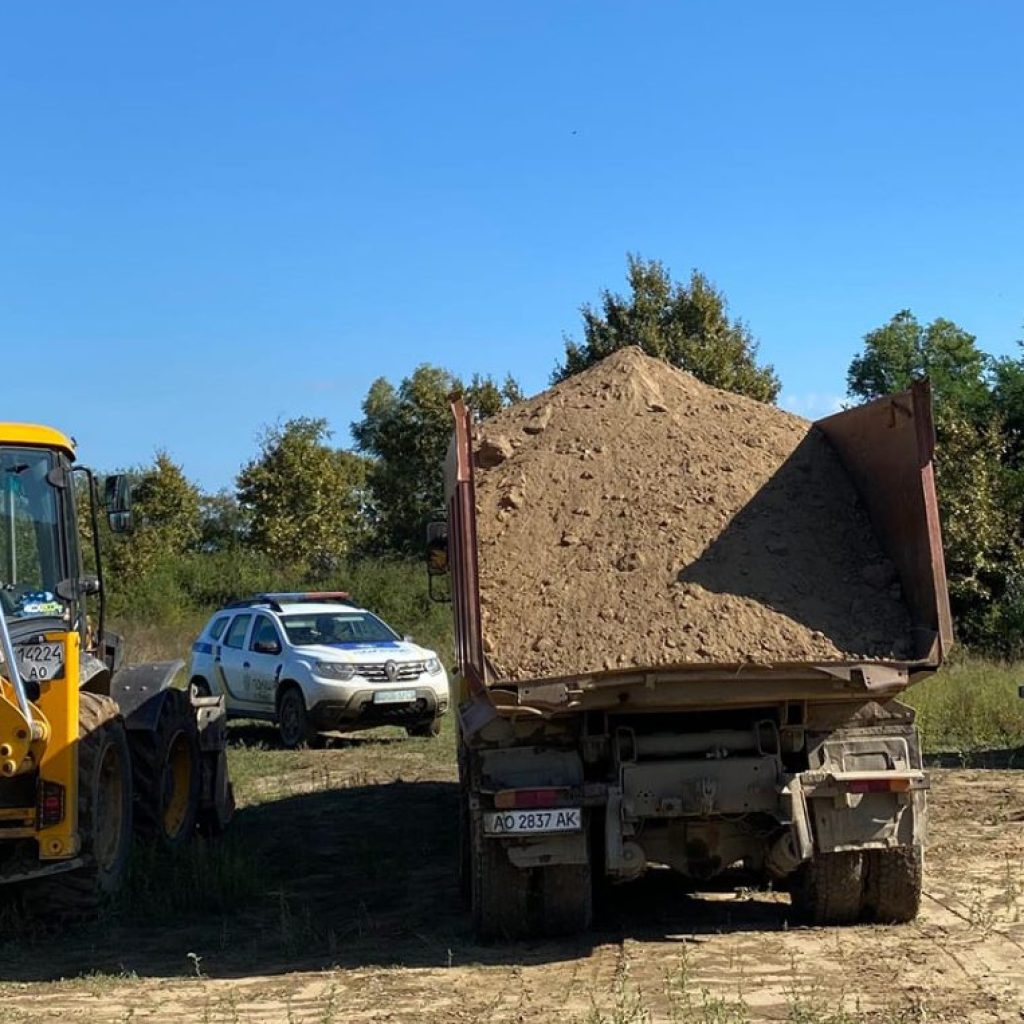Завдано мільйонні збитки державі. На Ужгородщині виявили незаконне видобування корисних копалин на землях сільськогосподарського призначення.